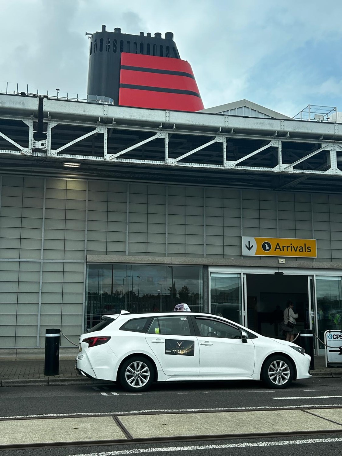 Ridevia Toyota Corolla Estate: Waiting at the terminal